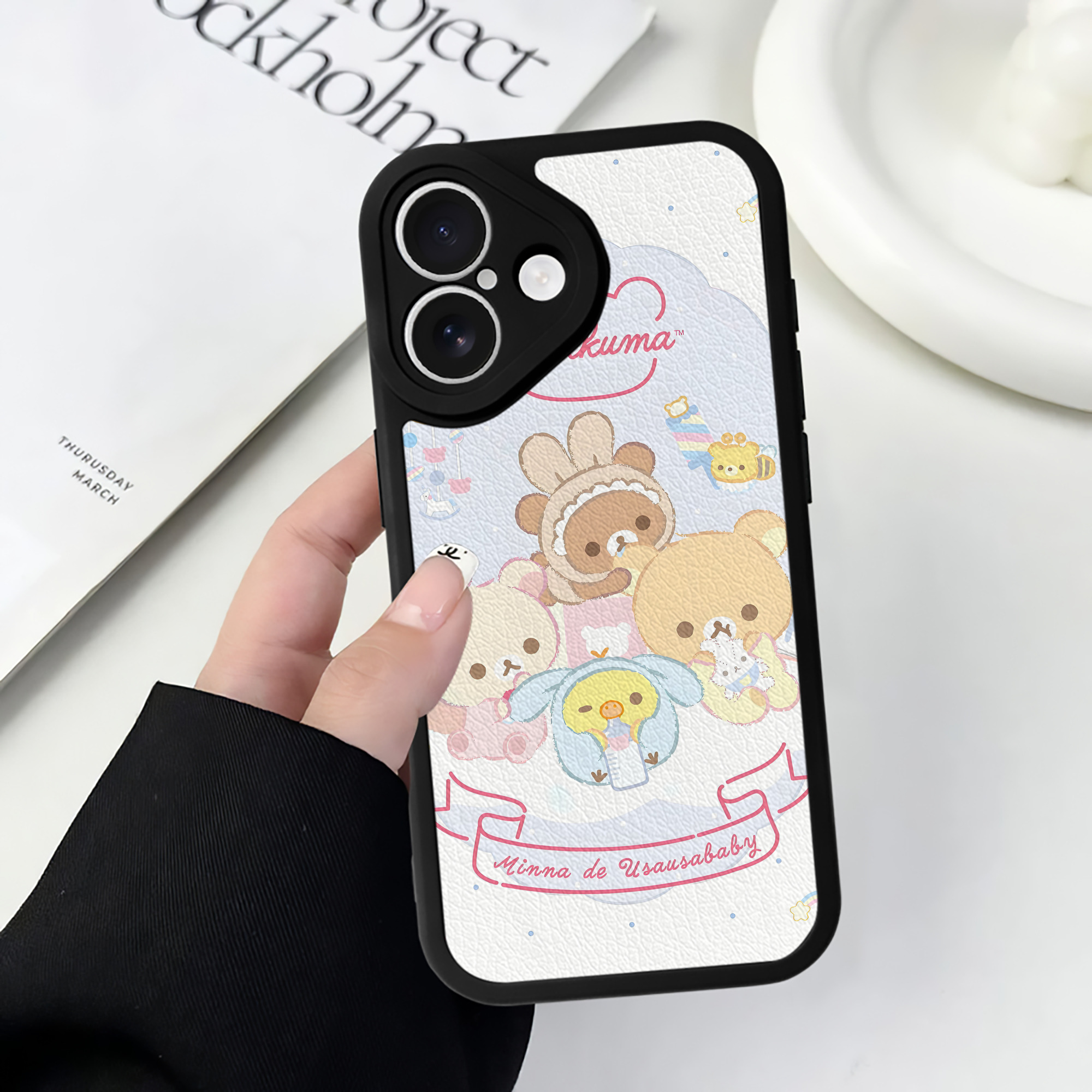 （画像用） リラックマ リラックマ キイロイトリ Rilakkuma Korilakkuma Kiiroitori 【iPhone 16シリーズ対応】シリコンスマホケース（レザー調） 材質：シリコン